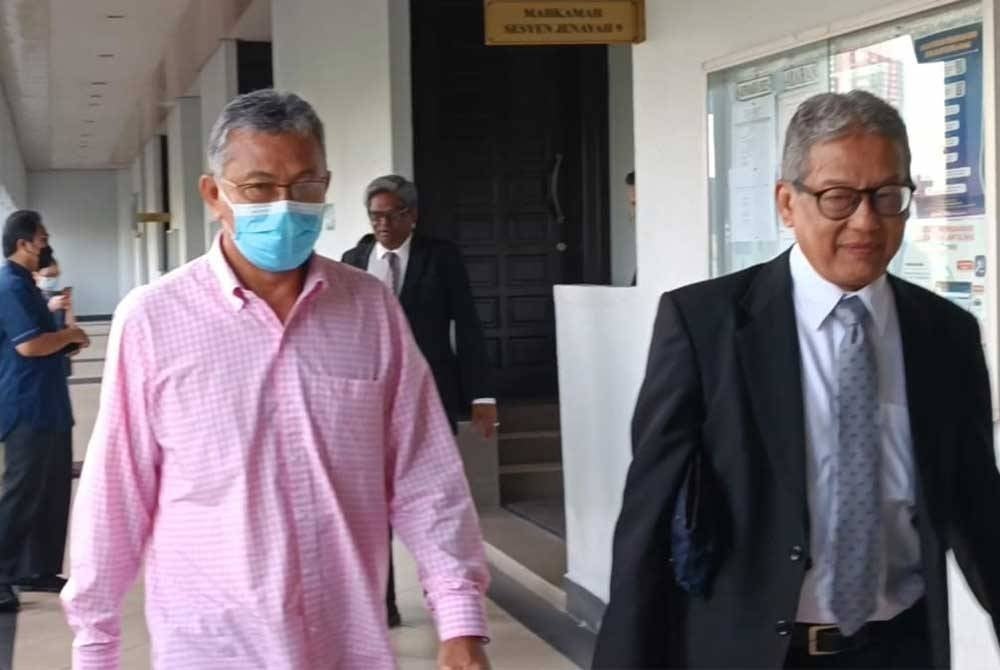 Azlan (kiri) hadir di Mahkamah Sesyen Kuala Lumpur pada Jumaat, bagi prosiding kes mengemukakan tuntutan palsu RM1.18 juta dan menerima hasil daripada aktiviti haram (AMLA) sebanyak RM1.06 juta.