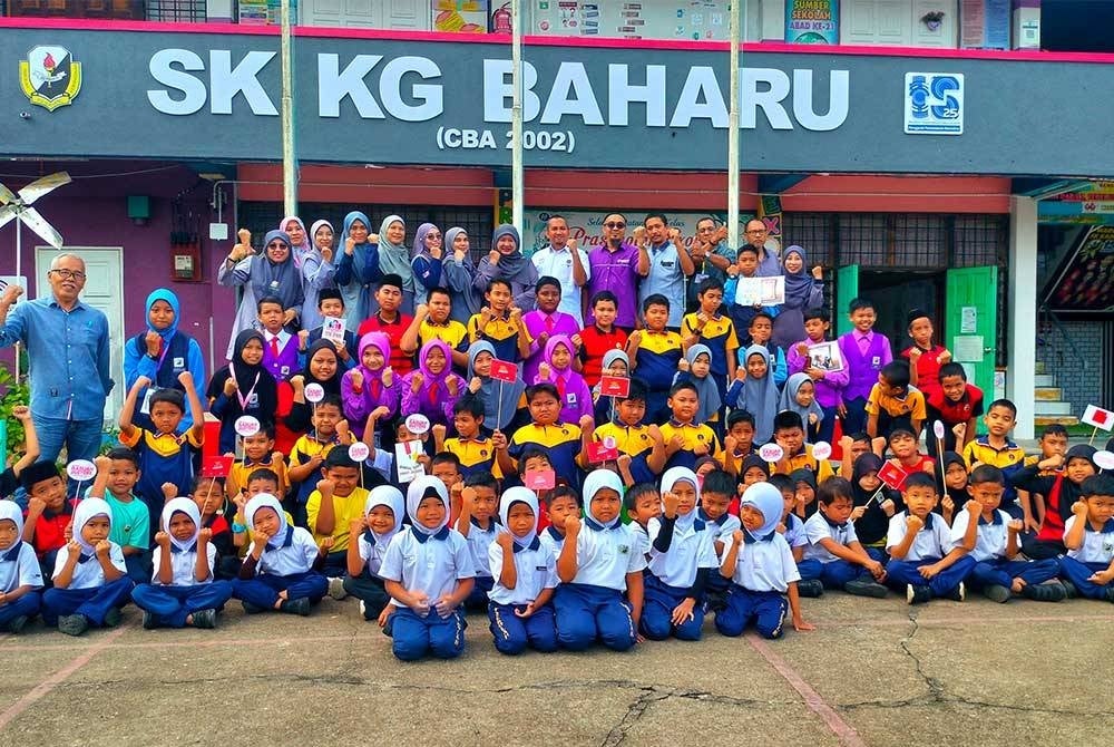 Warga SK Kg Baharu bergambar kenangan.
