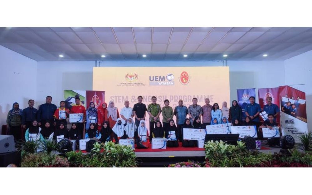 Sebahagian pemenang pembentangan bahasa Inggeris sempena program YUEM STEM & English Programme bergambar dengan hadiah masing-masing.