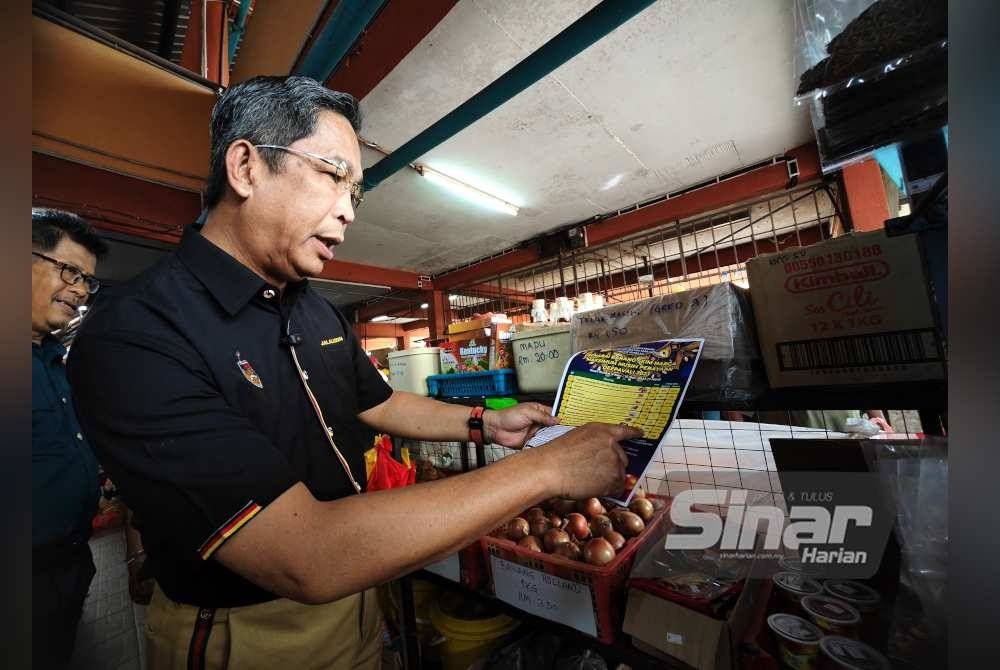 Jalaluddin membuat tinjauan sempena pelancaran SHMMP Deepavali 2023 peringkat Negeri Sembilan di Pasar Awam Simpang Pertang pada Jumaat.