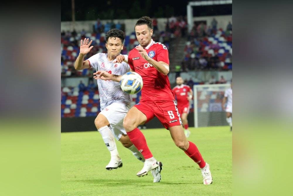Daniel Ting (kanan) cuba melepasi kawalan pemain Hai Phong FC dalam saingan aksi Kumpulan H Piala AFC di Stadium Likas malam ini.