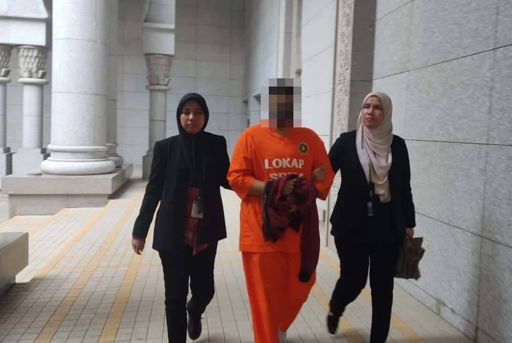 Eksekutif khidmat pelanggan yang dipercayai menerima rasuah RM45,000 diiringi pegawai SPRM di Mahkamah Majistret Putrajaya bagi permohonan reman pada Jumaat.