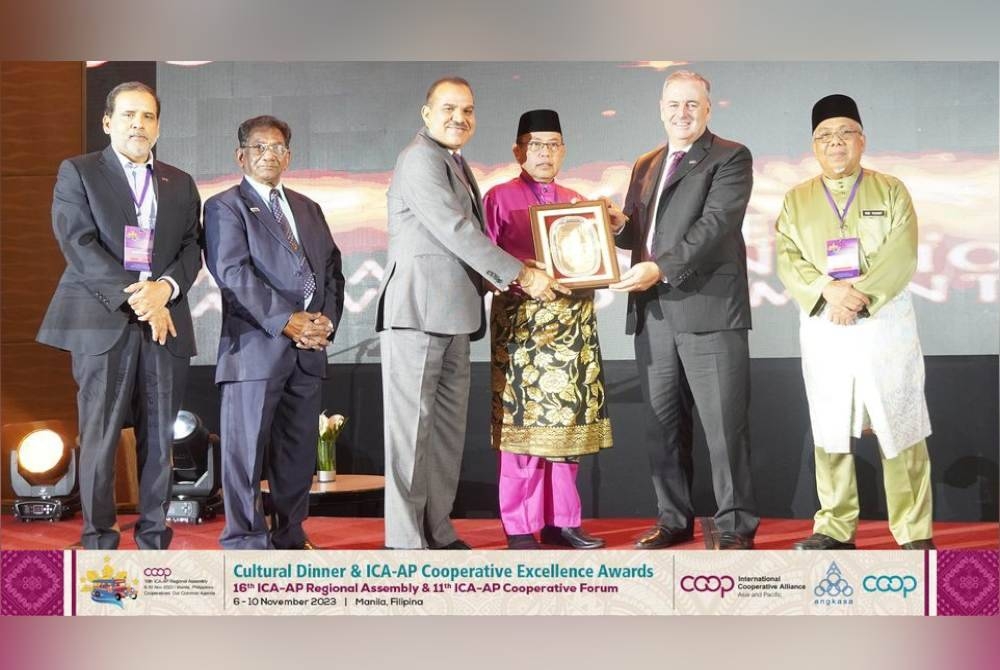 Abdul Fattah (tengah) menerima anugerah International Cooperative Alliance (ICA) Asia Pacific Excellence Award bagi kategori "Inspirational Leader”.