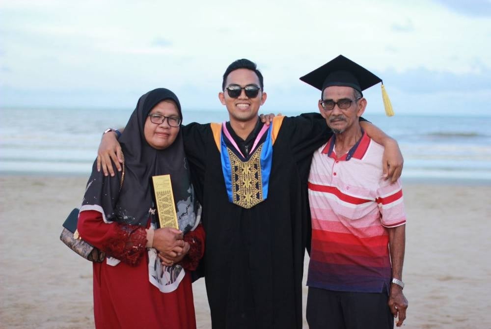 Muhammad Zulhilmi bersama kedua ibu bapa yang banyak memberi semangat untuk belajar.