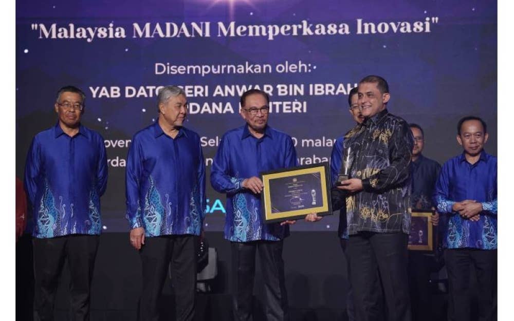 Syed Hamadah (kanan) menerima pengiktirafan daripada Anwar (tiga dari kiri) atas kejayaan TH sebagai Penerima Terbaik Trek Sosial Anugerah Sektor Awam sempena AIPSA 2023 di PICC, Putrajaya pada Selasa lalu sambil disaksikan Timbalan Perdana Menteri, Datuk Seri Dr Ahmad Zahid Hamidi (dua dari kiri).