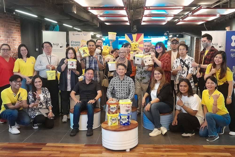 Para peserta dan petugas media mengabdikan gambar kenangan.