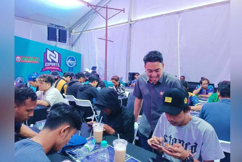 Muhammad Faris ketika meninjau hari pertama Pertandingan e-Sukan Mobile Legends (ML) yang julung kali diadakan sempena Hari Peladang, Penternak dan Nelayan Kebangsaan (HPPNK) 2023 di Bulatan Sultan Azlan Shah dekat Ipoh.