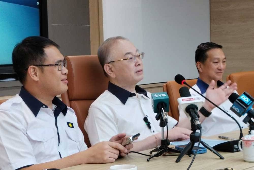 Ka Siong (tengah) pada sidang akhbar tersebut.