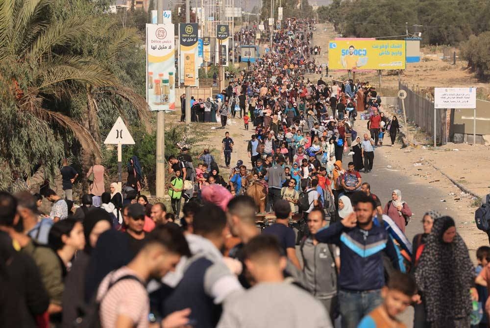 Penduduk di utara Gaza berjalan kaki beramai-ramai menuju ke kawasan selatan ketika pertempuran semakin sengit. - Foto AFP