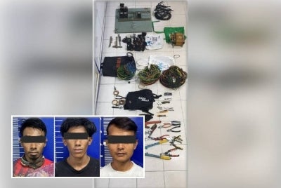 Antara barangan yang dirampas dipercayai bagi kegunaan mencuri kabel. - Foto IPD Kluang (Gambar kecil: Suspek-suspek)