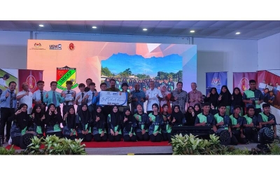 Sekolah Menengah Kebangsaan (SMK) Kubor Panjang menerima Anugerah Sekolah Terbaik sempena majlis penutup program YUEM STEM & English Programme di Pendang Lake Resort pada Rabu.