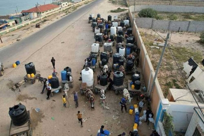 Rakyat Palestin beratur di loji penyahgaraman air bagi mendapatkan bekalan air di Gaza. - Foto Reuters