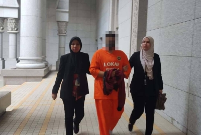 Eksekutif khidmat pelanggan yang dipercayai menerima rasuah RM45,000 diiringi pegawai SPRM di Mahkamah Majistret Putrajaya bagi permohonan reman pada Jumaat.