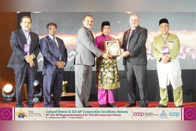 Abdul Fattah (tengah) menerima anugerah International Cooperative Alliance (ICA) Asia Pacific Excellence Award bagi kategori "Inspirational Leader”.