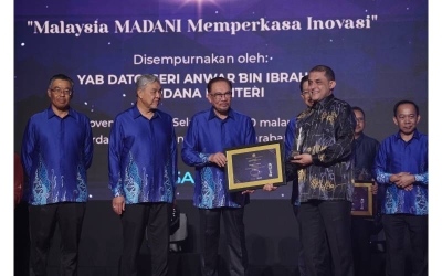 Syed Hamadah (kanan) menerima pengiktirafan daripada Anwar (tiga dari kiri) atas kejayaan TH sebagai Penerima Terbaik Trek Sosial Anugerah Sektor Awam sempena AIPSA 2023 di PICC, Putrajaya pada Selasa lalu sambil disaksikan Timbalan Perdana Menteri, Datuk Seri Dr Ahmad Zahid Hamidi (dua dari kiri).