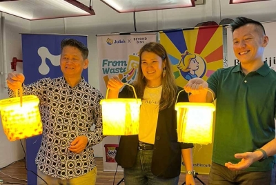 Horng Sai (kanan), Juliana (tengah) dan Martin Ang bersama dekorasi lampu tab plastik 'Love Letters' pada Program Upcycling Julie's "From Waste To Wow" yang diadakan pada Jumaat.