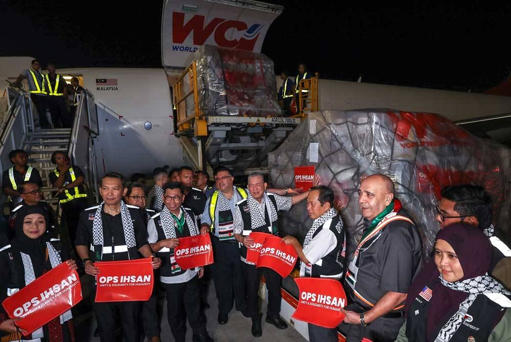 Fadillah menyempurnakan majlis penghantaran kedua barangan keperluan utama bantuan kemanusiaan untuk rakyat Palestin di Gaza melalui penerbangan kargo sewaan khas di Terminal Kargo KLIA malam tadi. Foto: Bernama