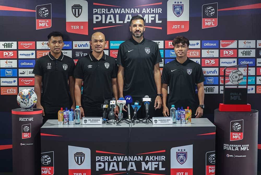 Dari kiri: Ketua pasukan Terengganu FC II, Aqil Irfanuddin; Ketua Jurulatih Terengganu FC II, Hairuddin Omar; Ketua Jurulatih Johor Darul Ta’zim II (JDT), Mariano Echeverria dan ketua pasukan Johor Darul Ta’zim II (JDT), Muhammad Nizarruddin Jazi pada sidang media sempena Piala MFL 2023 di Stadium Bola Sepak Kuala Lumpur. - Foto Bernama