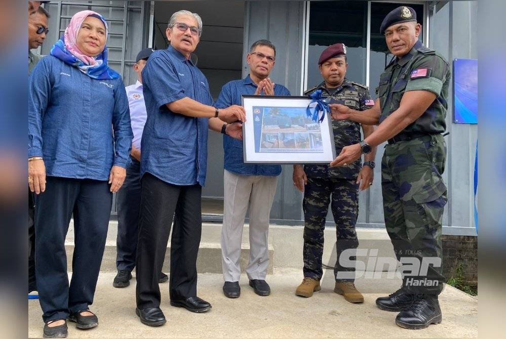 Saifuddin Nasution (tiga dari kanan) semasa Majlis Penyerahan Projek Naik Taraf Pos Nibong Pasukan Gerakan Am (PGA) di Tumpat pada Sabtu.