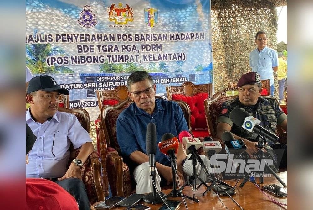 Saifuddin Nasution (tengah) semasa sidang akhbar pada Majlis Penyerahan Projek Naik Taraf Pos Nibong Pasukan Gerakan Am (PGA) di Tumpat pada Sabtu.