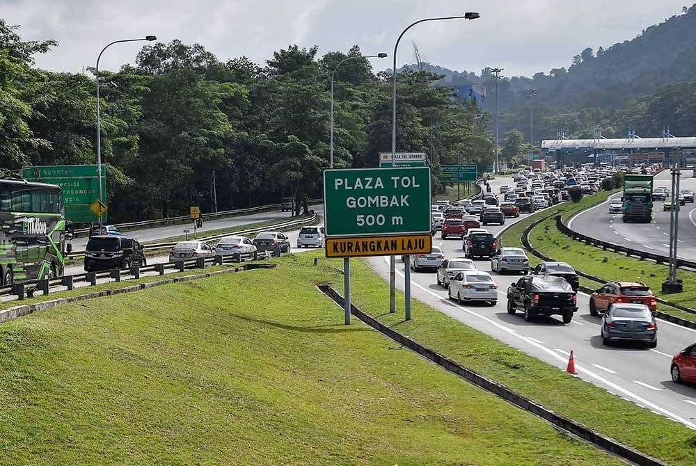 Aliran trafik menuju ke Plaza Tol Gombak mulai sesak susulan orang ramai memulakan pergerakan untuk pulang ke kampung halaman masing-masing sempena cuti perayaan Deepavali ketika tinjauan hari ini. - Foto Bernama