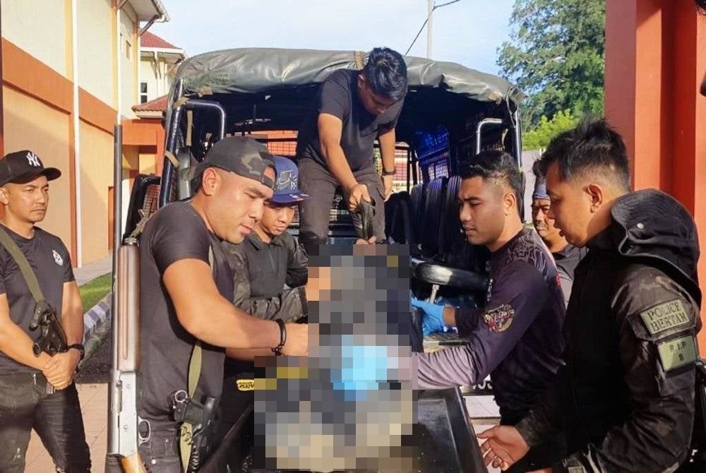 Jenazah mangsa dibawa ke Unit Forensik Hospital Gua Musang untuk bedah siasat. - Foto ihsan pembaca