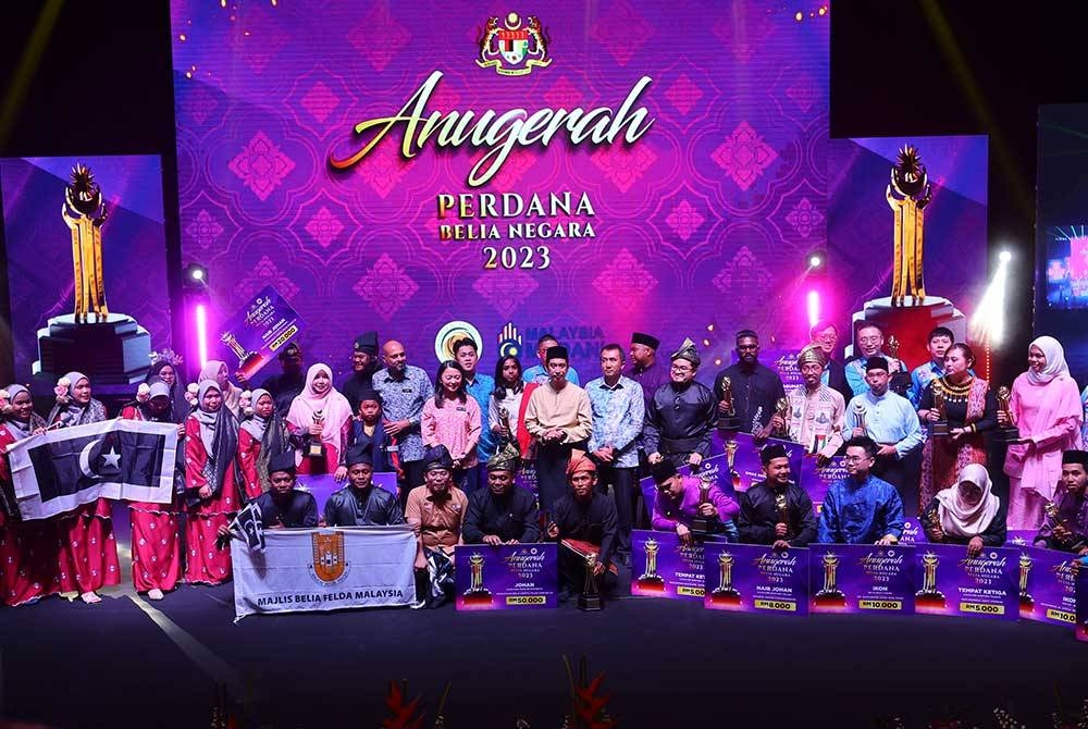 Hannah (tengah) bergambar kenangan bersama penerima anugerah pada majlis penyampaian Anugerah Perdana Belia Negara 2023 di Auditorium Cempaka Sari, Perbadanan Putrajaya hari ini. - Foto Bernama