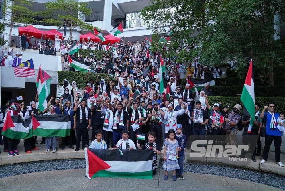 Sebahagian peserta yang hadir pada ‘Pelancaran Kempen Buy Muslim First Global Movement (BMF)’ dan ‘March4Gaza’ di Malakat Mall pada Sabtu. - Foto Sinar Harian MOHD HALIM ABDUL WAHID