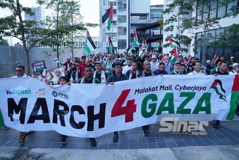 Sebahagian peserta menyertai perarakan pada Majlis Pelancaran Kempen BMF Global Movement dan ‘March4Gaza’ di Malakat Mall pada Sabtu. - Foto Sinar Harian MOHD HALIM ABDUL WAHID