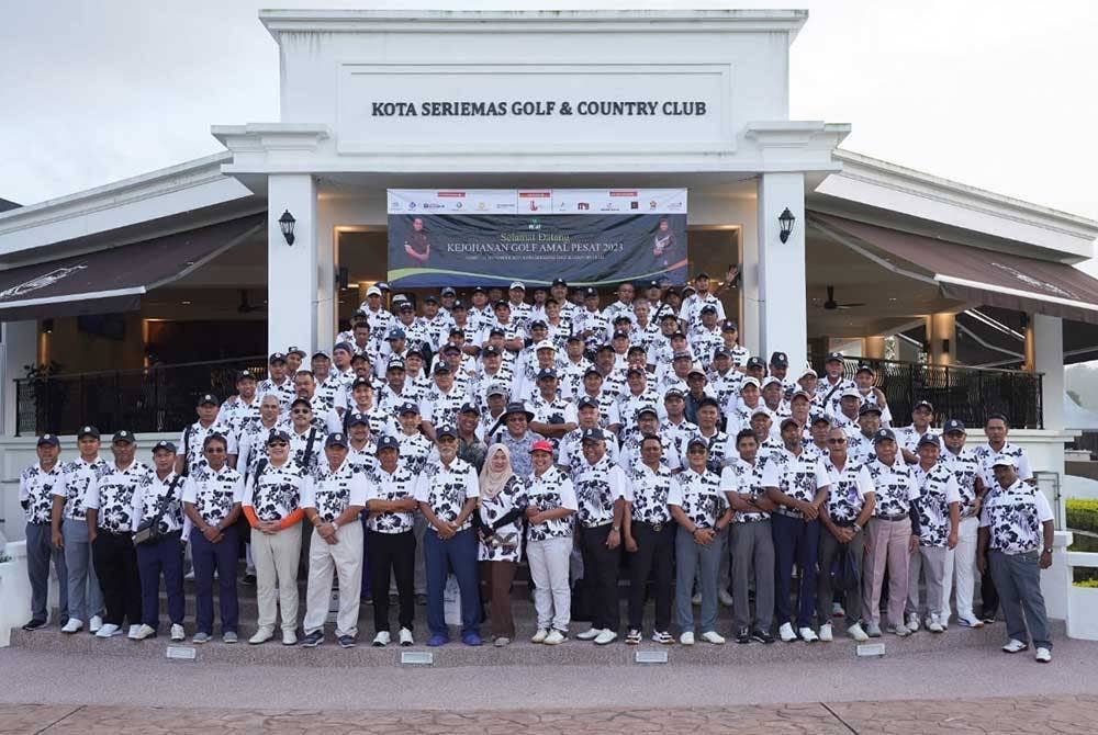 Sebahagian peserta yang menyertai Kejohanan Golf Amal Pesat 2023 anjuran Persatuan Anak-Anak Terengganu di Selangor dan Wilayah Persekutuan (Pesat) di Kelab Golf dan Desa Kota Seriemas, Nilai, Negeri Sembilan pada Sabtu.