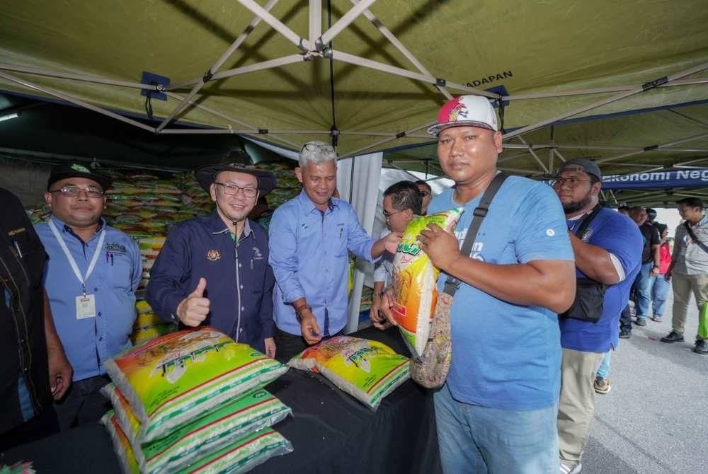 Jualan beras putih tempatan pada harga RM26 kampit 10 kilogram antara yang mendapat sambutan hangat pengunjung.