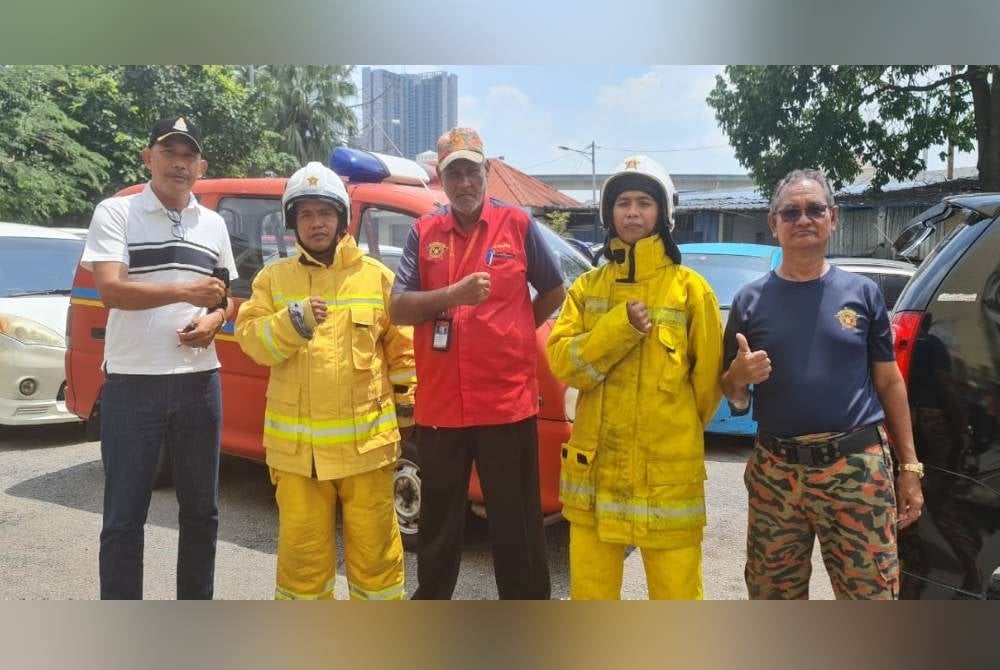 Anggota pasukan Bomba Sukarela Lembah Subang bersama sut kalis api yang menjadi keperluan utama ketika tugas pemadaman kebakaran.
