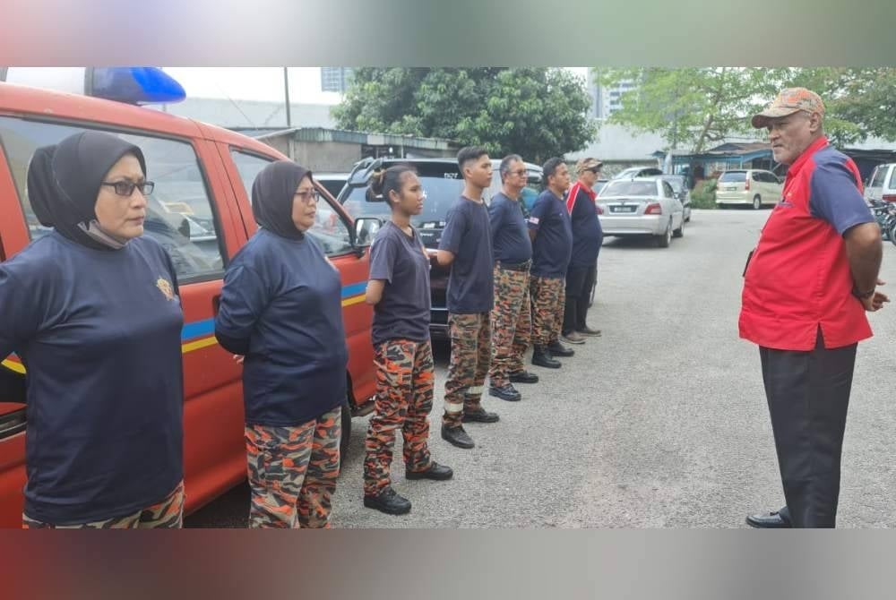 Baharin (kanan) bersama anggota pasukan Persatuan Bomba Sukarela Lembah Subang.