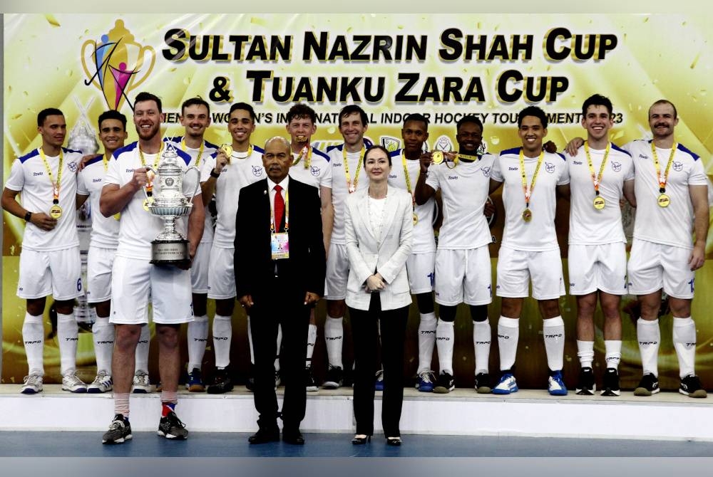 Tuanku Zara Salim (depan, kanan) berkenan bergambar dengan pasukan hoki lelaki Namibia yang muncul johan pada aksi akhir edisi pertama Kejohanan Hoki Dalam Dewan Antarabangsa Piala Sultan Nazrin Shah di Stadium Indera Mulia malam ini. - Foto Bernama