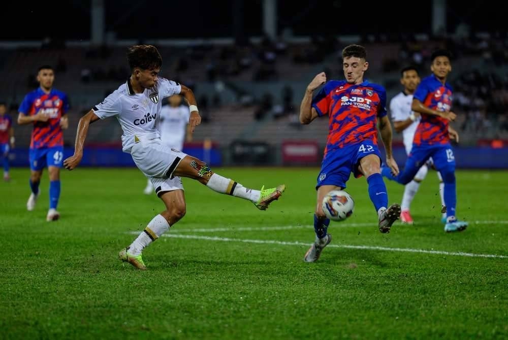 Aksi pemain pasukan TFC II, Muhammad Azziq Zahazani (kiri) ketika merebut bola daripada pemain JDT II pada Perlawanan Akhir Piala MFL 2023, Johor Darul Ta’zim (JDT) II menentang Terengganu FC II di Stadium Bola Sepak Kuala Lumpur hari ini. - Foto Bernama