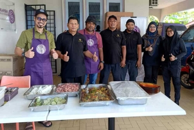 Mohd Azrul (kiri) bersama kakitangan Hotel Sri Malaysia yang bekerjasama menjayakan Kafe Makan Percuma di Jalan Sultanah, di Alor Setar.
