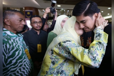 Syed Saddiq sedih apabila dipeluk ibunya, Shariffah Mahani Syed Abdul Aziz selepas dijatuhi hukuman oleh Mahkamah Tinggi Kuala Lumpur.