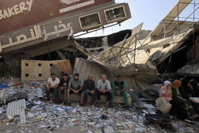 Tindakan Israel mengebom kedai roti di utara Gaza menambahkan lagi kesengsaraan penduduk. - AFP