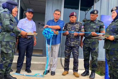 Saifuddin Nasution (empat dari kanan) merasmikan Majlis Penyerahan Projek Naik Taraf Pos Nibong Pasukan Gerakan Am (PGA) di Tumpat pada Sabtu.