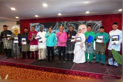 Wan Rosdy (tujuh dari kiri) bersama sebahagian penerima anugerah dalam majlis tersebut di sebuah hotel di Cameron Highlands pada Jumaat. - Foto Ihsan Pahang Media.