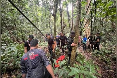 Operasi mencari dan menyelamat libat kerjasama Polis Diraja Malaysia, Jabatan Bomba dan Penyelamat Malaysia, Perhilitan Gua Musang dan penduduk setempat telah digerakkan selepas laporan berhubung penemuan mayat mangsa di ladang di Kampung Meranto, Gua Musang pada Jumaat. - Foto ihsan PDRM
