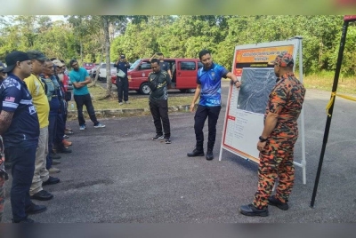 Operasi mencari dan menyelamat mangsa hilang dalam kawasan hutan digerakkan di Pusat Rekreasi Sedim, Kulim pada Jumaat. - Foto Ihsan JBPM Kedah