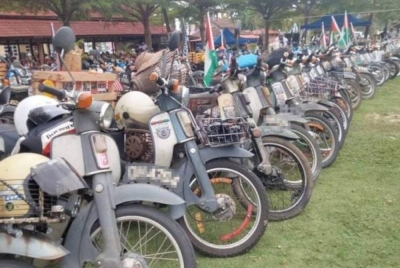 Lebih 200 motosikal klasik Honda C70 'menawan' kawasan Pantai Sri Tujoh. - Foto FB Ahmad Baihaqi