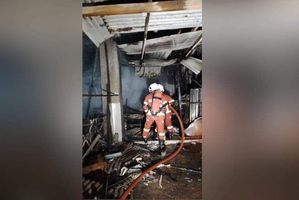 Pasukan bomba sedang menjalankan kerja pemadaman api dalam kejadian kebakaran di hadapan Dataran Teluk Kemang, Port Dickson lewat petang Sabtu. - Foto ihsan bomba