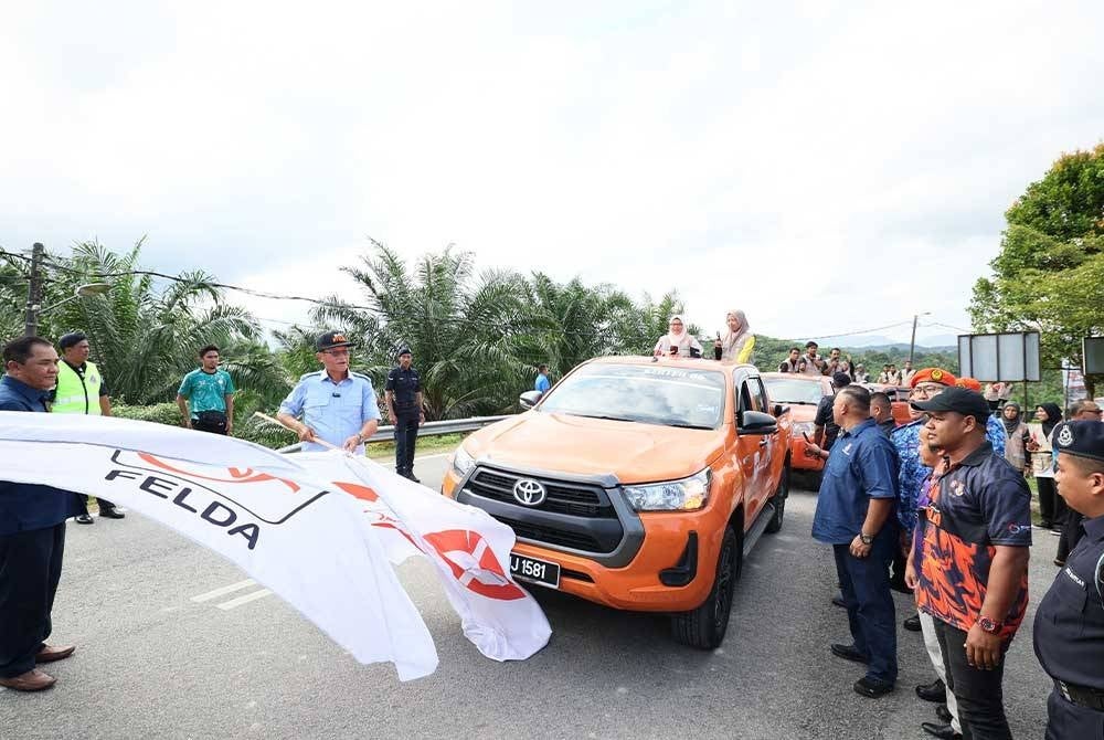 Ahmad Shabery menyempurnakan pelepasan konvoi Felda Siap Siaga 2023 sempena majlis pelancaran program itu di Dewan Serbaguna Felda Seberang Tayor di Kemaman.
