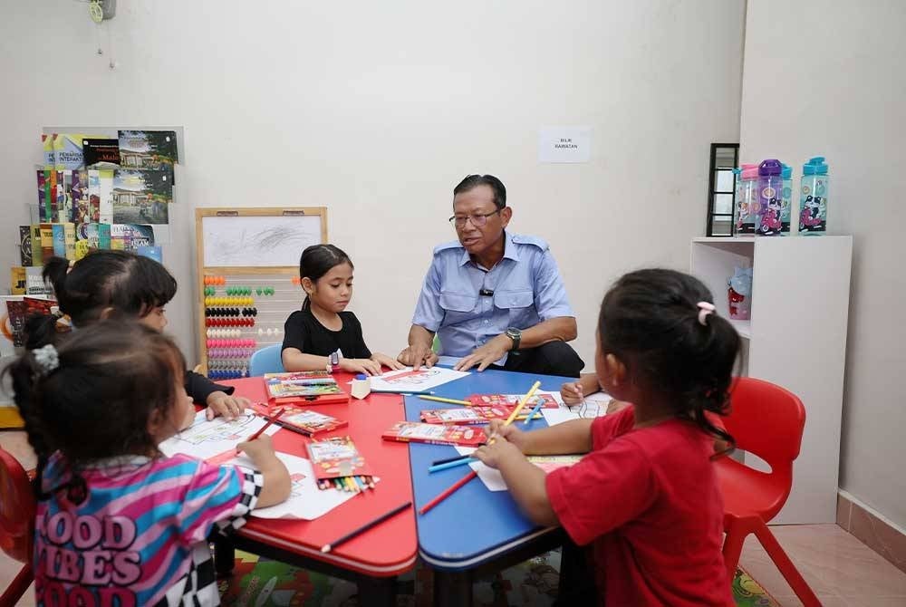 Ahmad Shabery meninjau ruang kanak-kanak di pusat pemindahan sementara di Dewan Serbaguna Felda Seberang Tayor di Kemaman.