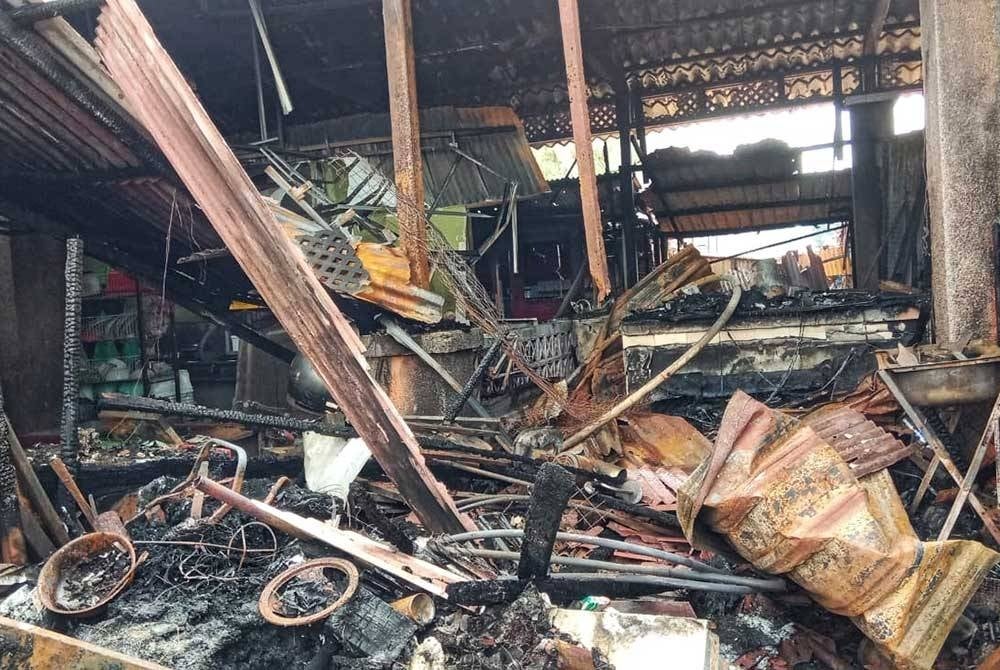 Keadaan sebuah lot gerai yang musnah dalam kebakaran.