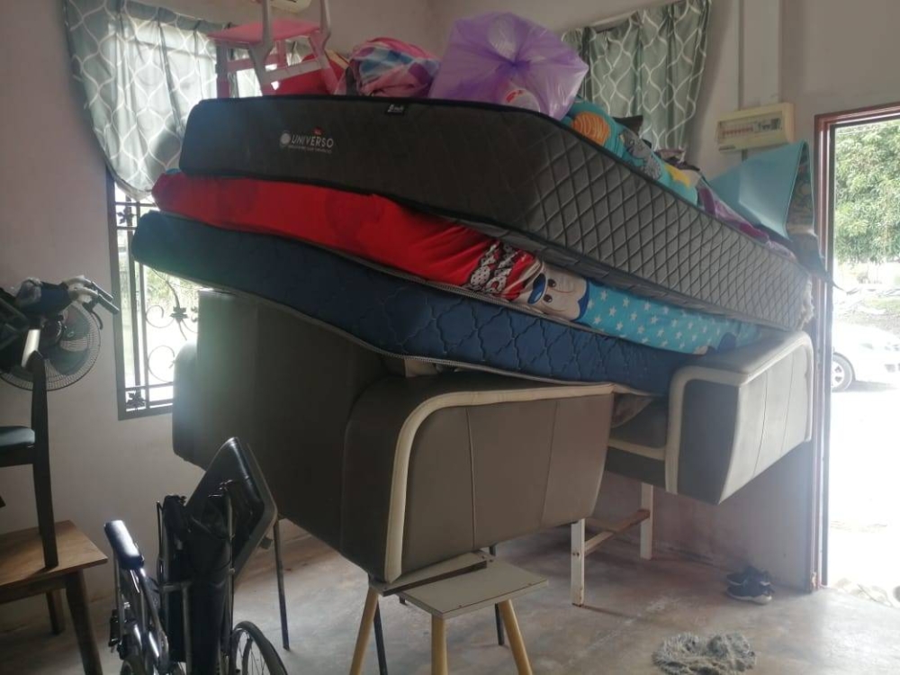 Keadaan rumah Siti Naziah yang sesang dalam proses pembersihan.