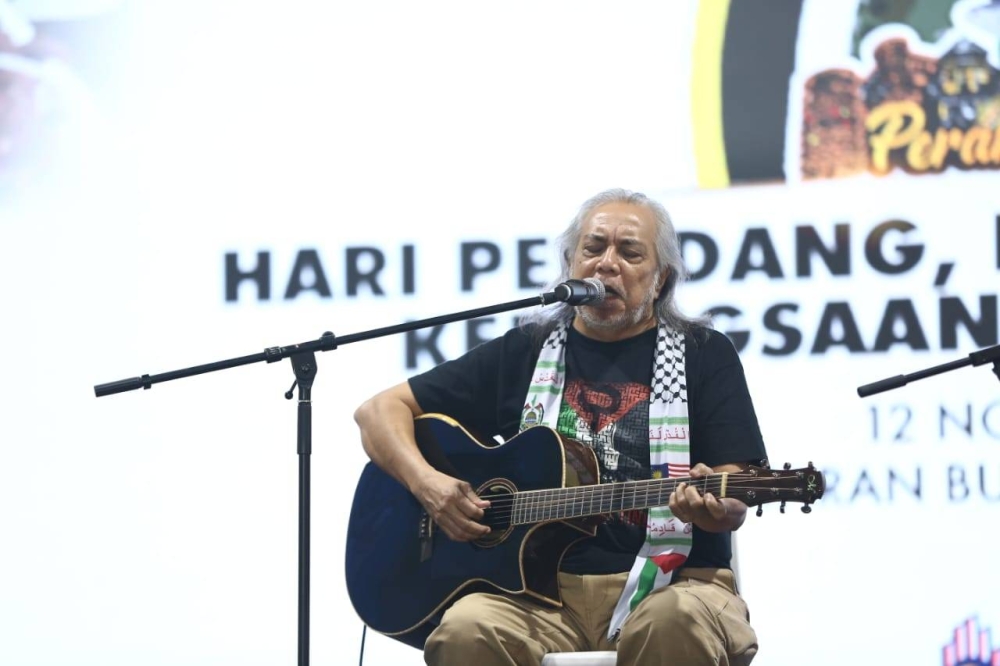 Datuk Ramli Sarip membuat persembahan pada acara penutup HPPNK di Ipoh pada Ahad. 