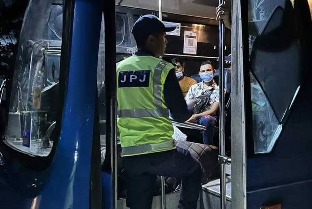 Anggota JPJ Selangor dan JSPT PDRM melaksanakan Op Patuh Bersepadu di seluruh negeri itu pada Jumaat.